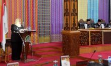 Bupati Kasmarni saat berikan pandangan fraksi