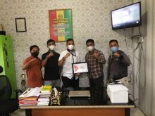 Piagam perhargaan yang diberikan aktifis Gempa Kab Bengkalis kepada Unit Tipikor Polres Bengkalis