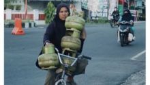 Emak-emak viral bawa 4 tabung gas LPG 3 Kg dengan sepeda. Sumber: Internet
