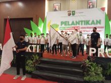 Penyerahan bendera Pataka kepada ketua DPD Pemuda Tani HKTI Provinsi Jaka Saputra oleh Rina Sa'adah.