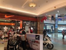 Salah satu pengunjung Mal mengunjungi booth pameran hoda premium day