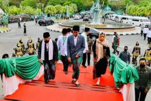 Ketua DPR RI Puan Maharani tempel Presiden RI Joko Widodo. Sumber: Sindonews.com