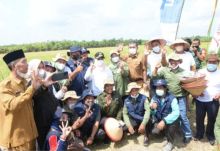 Bupati Bengkalis Kasmarni bersama kelompok tani tanjung permai