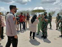 Bupati Kasmarni saat menyambut kedatangan Danrem 032/WB