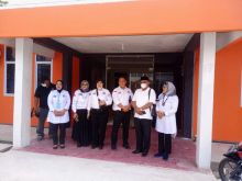 Pemberian penghargaan Kornas kepada Masuri SH di kantor Kadin Bengkalis