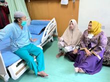 Bupati Bengkalis Kasmarni saat menjenguk mantan Bupati H Fadlah Sulaiman