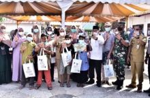 Sunatan masal anak dhuafa dan penyerahan zakat 120 guru ngaji 