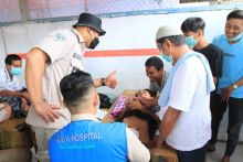 Pembina Toyota Land Cruiser Indonesia (TLCI) #2 Riau Kombes Pol Sunarto memberikan semangat pada seorang anak yang mengikuti kegiatan sunatan massal yang ditaja TLCI #2 Riau, Minggu, 6 Februari 2022.