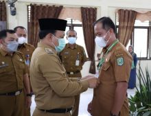 Wabup Husni Merza sematkan tanda peserta pelatihan