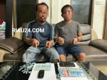 Dua tersangka dan barang bukti hasil penjualan Judi Togel
