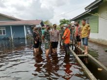 Dandim dan Kapolres beserta jajaran saat meninjau banjir didesa wonosari