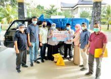 Saat penyerahan sembako secara simbolis pada Pemerintah Kabupaten Kampar