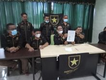 Sembilan pengurus DPC partai Ummat Pekanbaru melayangkan somasi tak percaya pada ketua DPD partai Ummat Pekanbaru Arwen