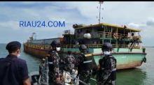 Kapal PT Logo Mas Pengeruk Pasir Rupat yang diamankan KKP