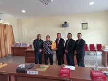 Bupati Kepulauan Meranti M. Adil berfoto bersama dengan para penguji usai sidang tesis S2 Menajemen SDM di Universitas Lancang Kuning Pekanbaru provinsi Riau. Kamis (17/2/2022)