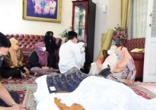 Bupati Bengkalis saat melayat kerumah duka mantan Bupati Bengkalis