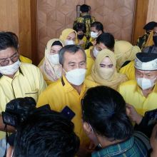 Syamsuar saat diwawancarai wartawan di Pekanbaru