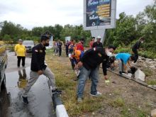 DLH Bengkalis saat meggelar aksi bersihkan sampah