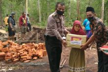 Bantuan yang diberikan terhadap Nenek Nuraini warga Desa Muntai