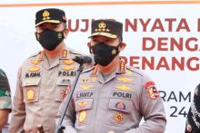 Kapolda Riau Irjen Pol M Iqbal saat dampingi Kapolri Jendral Listyo Sigit Prabowo meninjau Pasien Covid19 di Isoter asrama haji Pekanbaru.