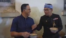 Gubernur DKI Jakarta Anies Baswedan dan Gubernur Jawa Barat Ridwan Kamil lagi makan bubur. Sumber: Galamedia News