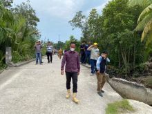 Wakil Ketua DPRD Bengkalis Syahrial ST MSi saat meninjau fasilitas insfrastruktur di Pulau Rupat