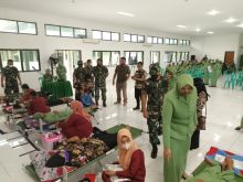 Damdim Letkol Inf Endik Yunia H didampingi istri saat meninjau para pendonor