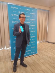 Waasi B. sumintardja, digital banking business product head Bank BTPN memperlihatkan aplikasi jenius