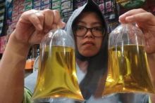 Pedagang minyak goreng curah. Sumber: Internet