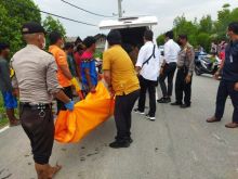 Sosok mayat laki laki saat dievakuasi petugas gabungan dan dibawa ke RSUD Bengkalis