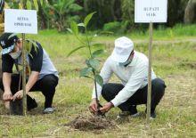 Saat Sekda Siak tanam pohon