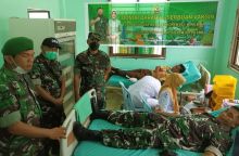 Dandim 0303/Bengkalis Letkol Inf Endil Yunia H saat melihat langsung kegiatan Donor Darah
