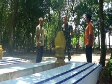 Dandim Bengkalis Letkol Inf Endil Y H saat dimakam petuah terdahulu desa Pangkalan Batang