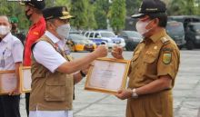 Saat Bupati HM Wardan terima penghargaan