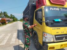 Petugas Babinsa Koramil Bengkalis saat menggelar Protkes