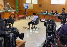 Herry Wirawan (36), mantan guru dan pendiri pesantren, yang dituduh memperkosa 13 siswi antara tahun 2016 dan 2021, diadili dalam sidang putusan di pengadilan negeri di Bandung, provinsi Jawa Barat, Indonesia pada 15 Februari. , 2022. Reuters