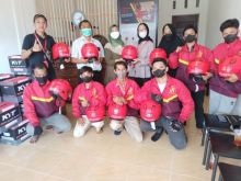 Iron Delivery, aplikasi start-up lokal yang menyediakan jasa pengantaran orang, pengiriman barang, pesan antar makanan, belanja kebutuhan sehari-hari dan penyedia jasa professional on demand melalui platform aplikasi mobile.