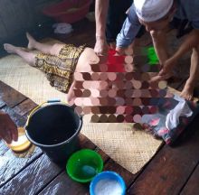 Korban saat dimandikan untuk dimakamkan