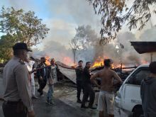 Dua rumah yang terbakar