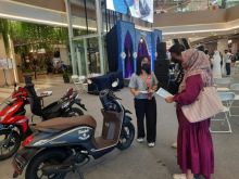 Petugas Honda bersama konsumen di booth pameran Honda