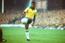 Pele sedang menendang bola menggunakan kaki kiri. Sumber: Internet