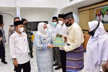 Bupati Bengkalis Kasmarni didampingi Ustadz Ali Ambar saat penyerahan zakat