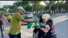 Sekretaris DPW PKB Riau memberikan takjil gratis kepada pengendara di jalan Sudirman Pekanbaru tepatnya di depan Purna MTQ