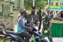 Kasdim 0303 Bengkalis Mayor Arh Sudiyono saat membagikan Takjil ke Warga