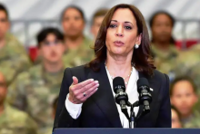 Wakil Presiden AS Kamala Harris berbicara selama kunjungan ke pangkalan pasukan luar angkasa Vandenberg di Lompoc, California pada 18 April 2022. Frederic J. BROWN / AFP