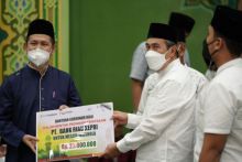 Gubri serahkan bantuan saat safari randhan di Pekanbaru