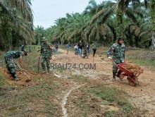Pra TMMD saat personel Kodim 0303 Bengkalis dan Masyarakat saat goro bersama dilokasi pembangunan sasaran TMMD