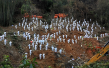 Sebanyak 132 orang di dalam MU5735 tewas ketika jatuh ke tanah pada bulan Maret. China mengatakan analisis kotak hitam untuk menemukan penyebab kecelakaan terus berlanjut [File: cnsphoto via Reuters]