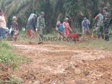 Inang inang warga Jalan Sekolah saat antusias goro bersama TNI AD pada Pra TMMD