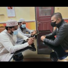 Kapolsek Kepenuhan Iptu Anra Nosa (Kanan) saat mewawancarai 2 WNA asal Pakistan.